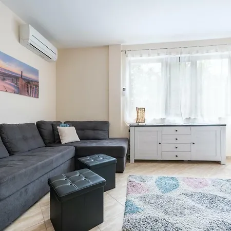 Central One Bedroom Divine דירה וארנה