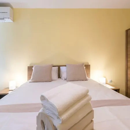 Central One Bedroom Divine דירה וארנה